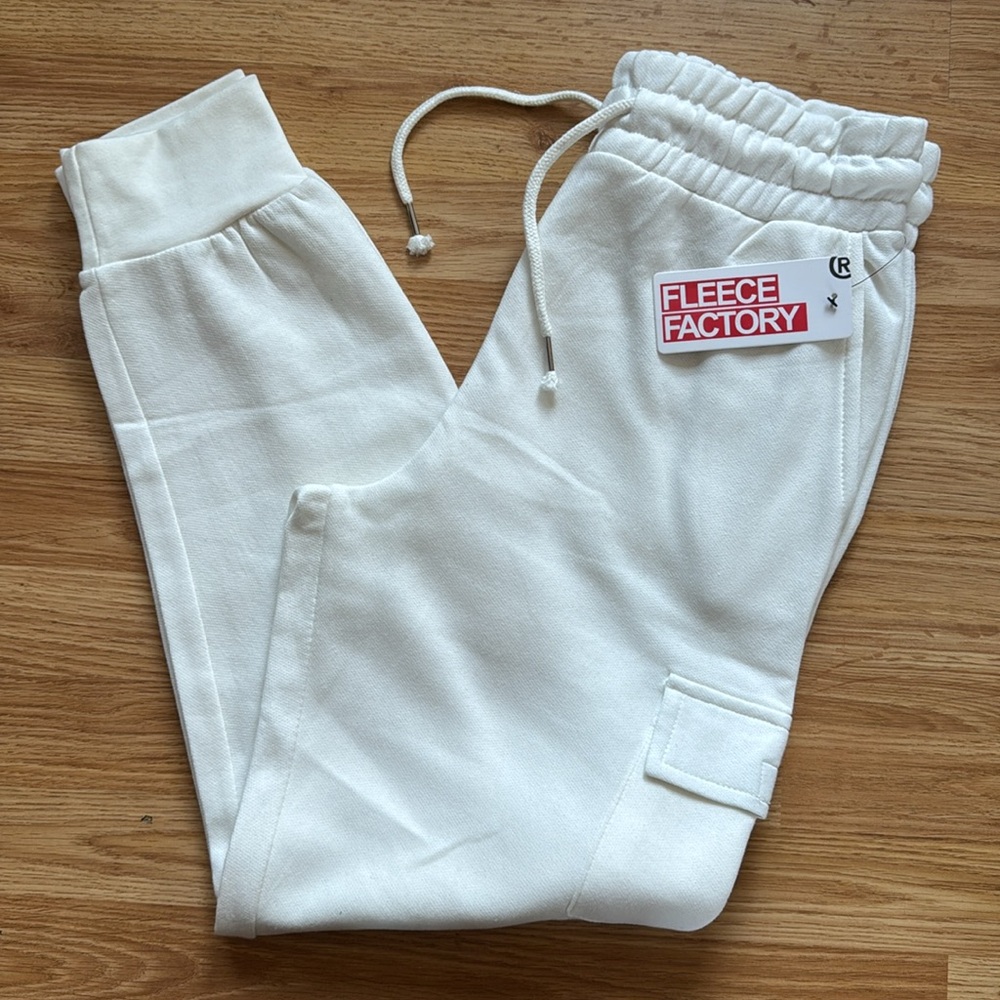 Fleece Factory White Cargo Jogger - size L